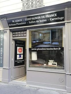 Une devanture de magasin avec une pancarte indiquant « Compagnon de France »