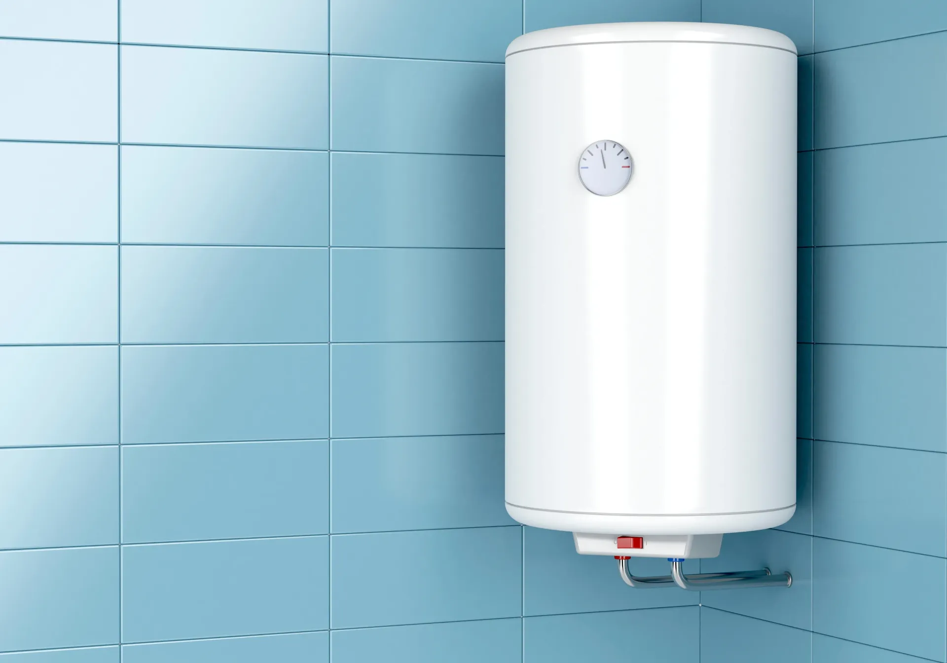 Un chauffe-eau blanc est accroché sur un mur carrelé bleu.