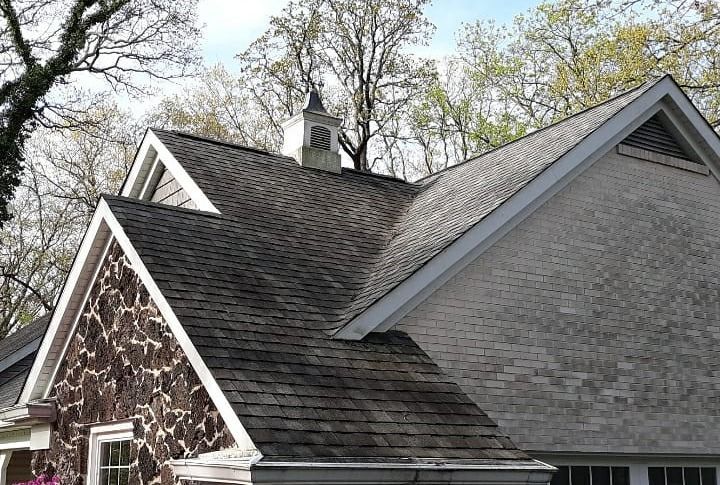 Dirty Residential Roof – Highland, IL – We Wash Dirty Houses
