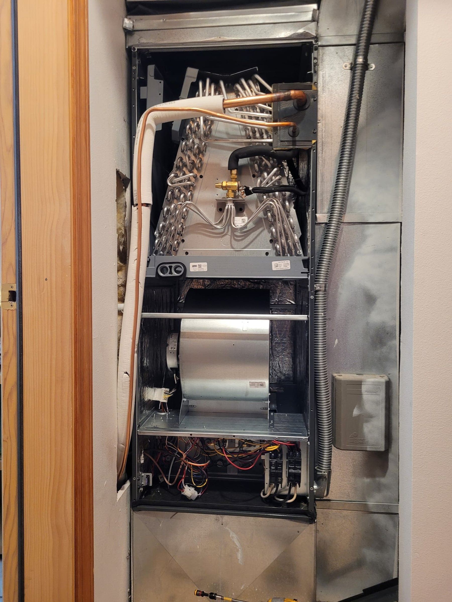 A picture of the inside of an air conditioner.