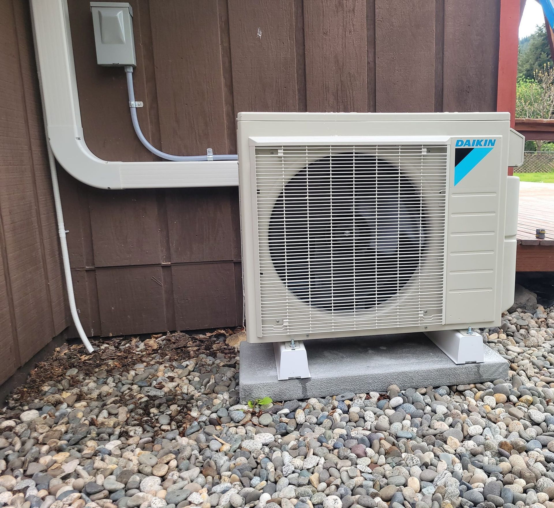 A daikin air conditioner is sitting outside of a building