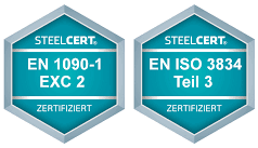 Zwei türkisfarbene sechseckige Abzeichen mit silbernen Rändern und der Aufschrift