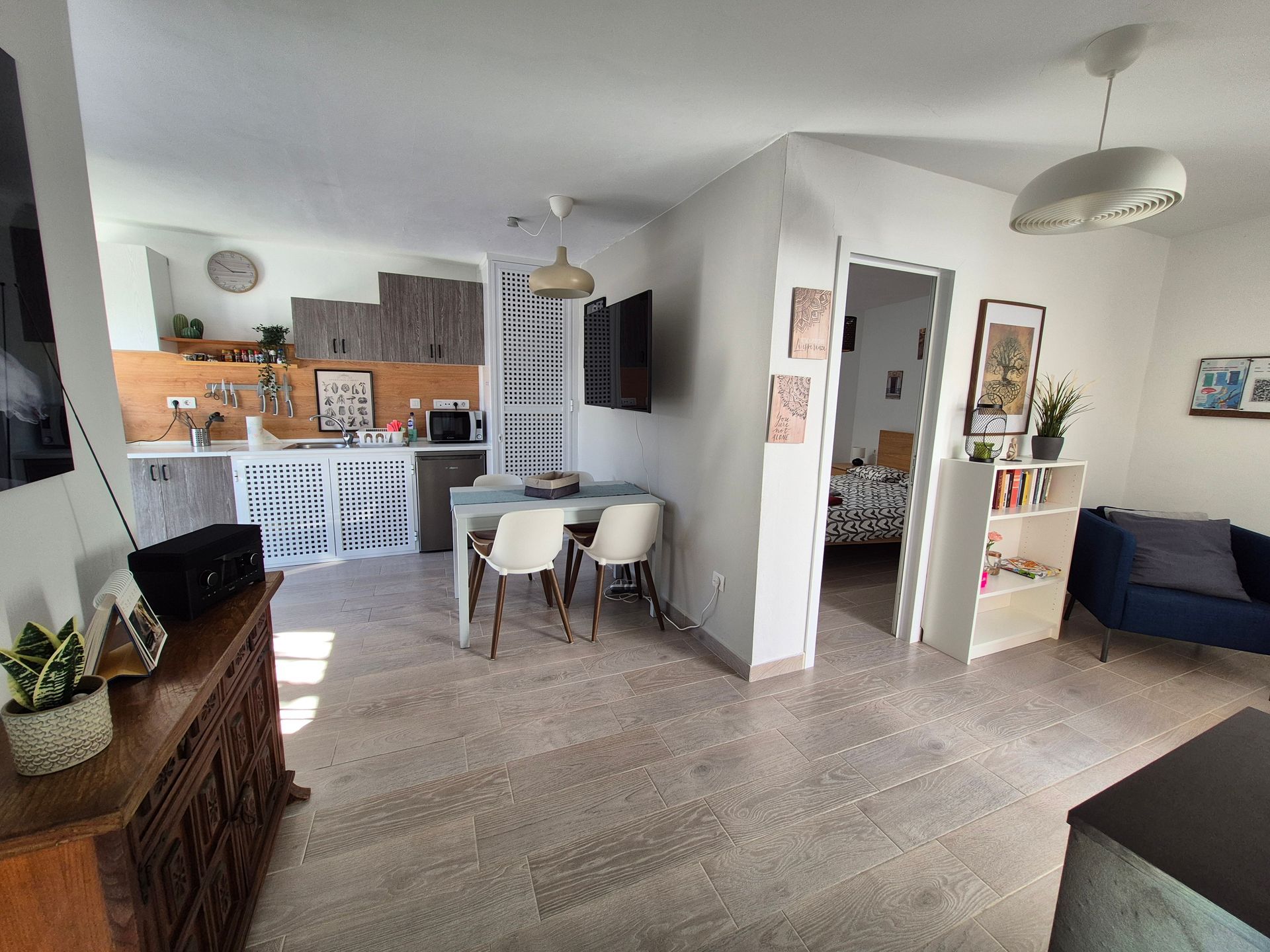 Das Wohnzimmer mit einem Tisch und Stühlen