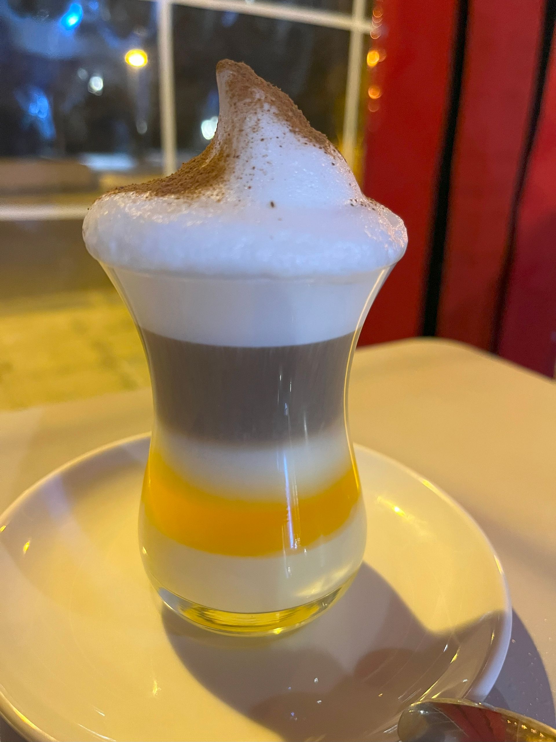 Eine Nahaufnahme einer Tasse Kaffee mit Schaum oben drauf