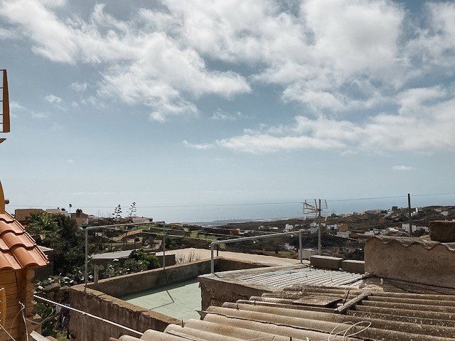 Ein Blick auf das Meer vom Dach des Ferienhauses