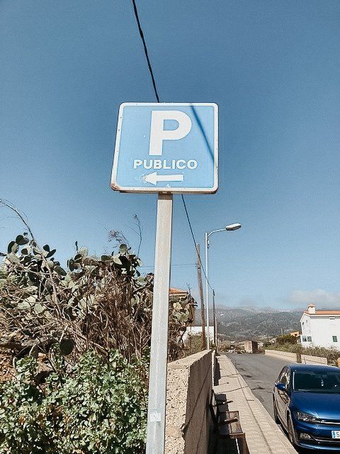 Ein blaues Parkplatz-Schild mit der Aufschrift „Publico“