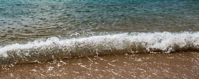 Why Some Beaches Have Clear Blue Water and Others Are Gray