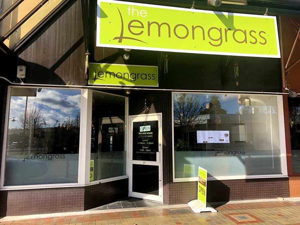 A store front with a sign that says the lemongrass