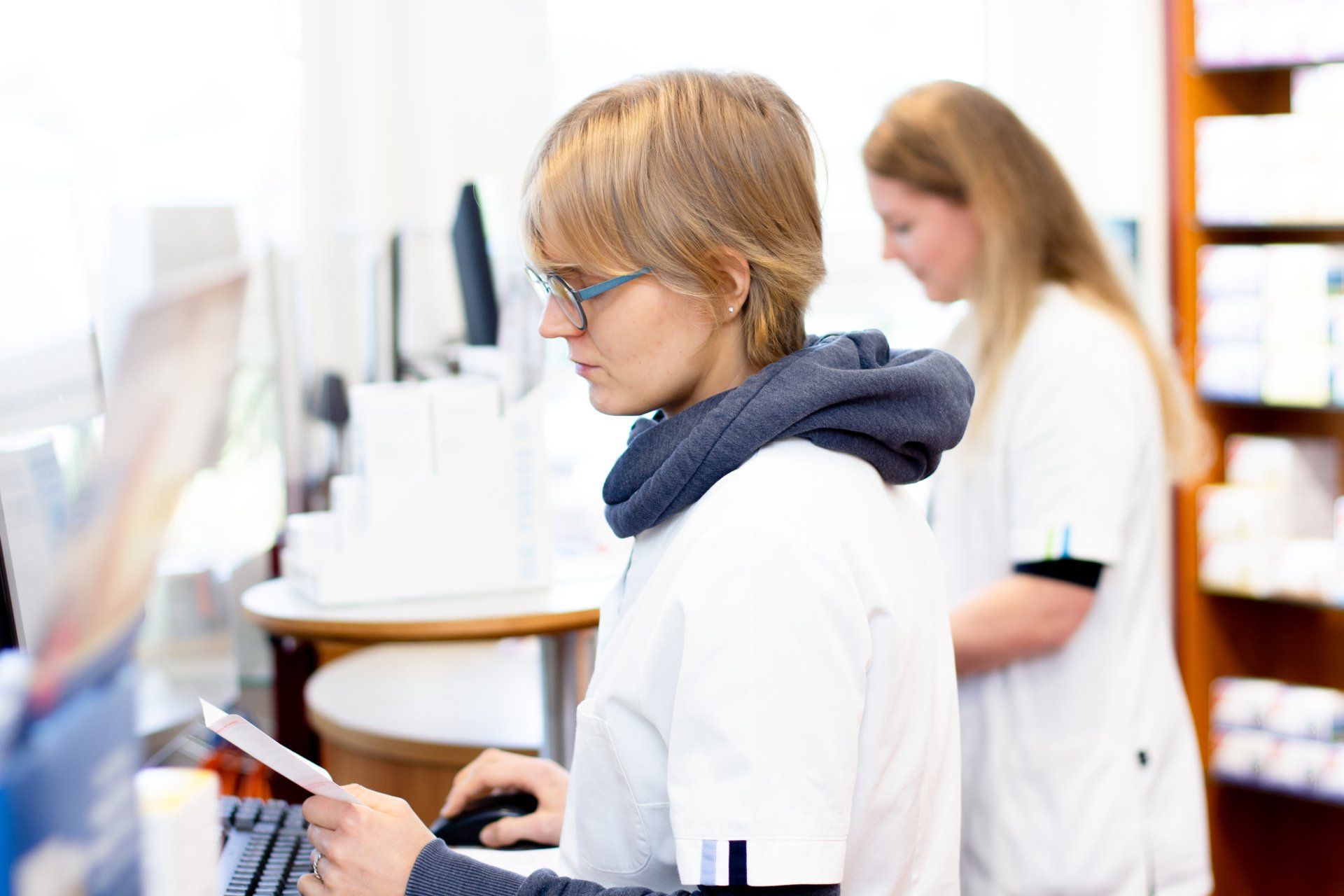 Eine Frau benutzt einen Computer in einer Apotheke.