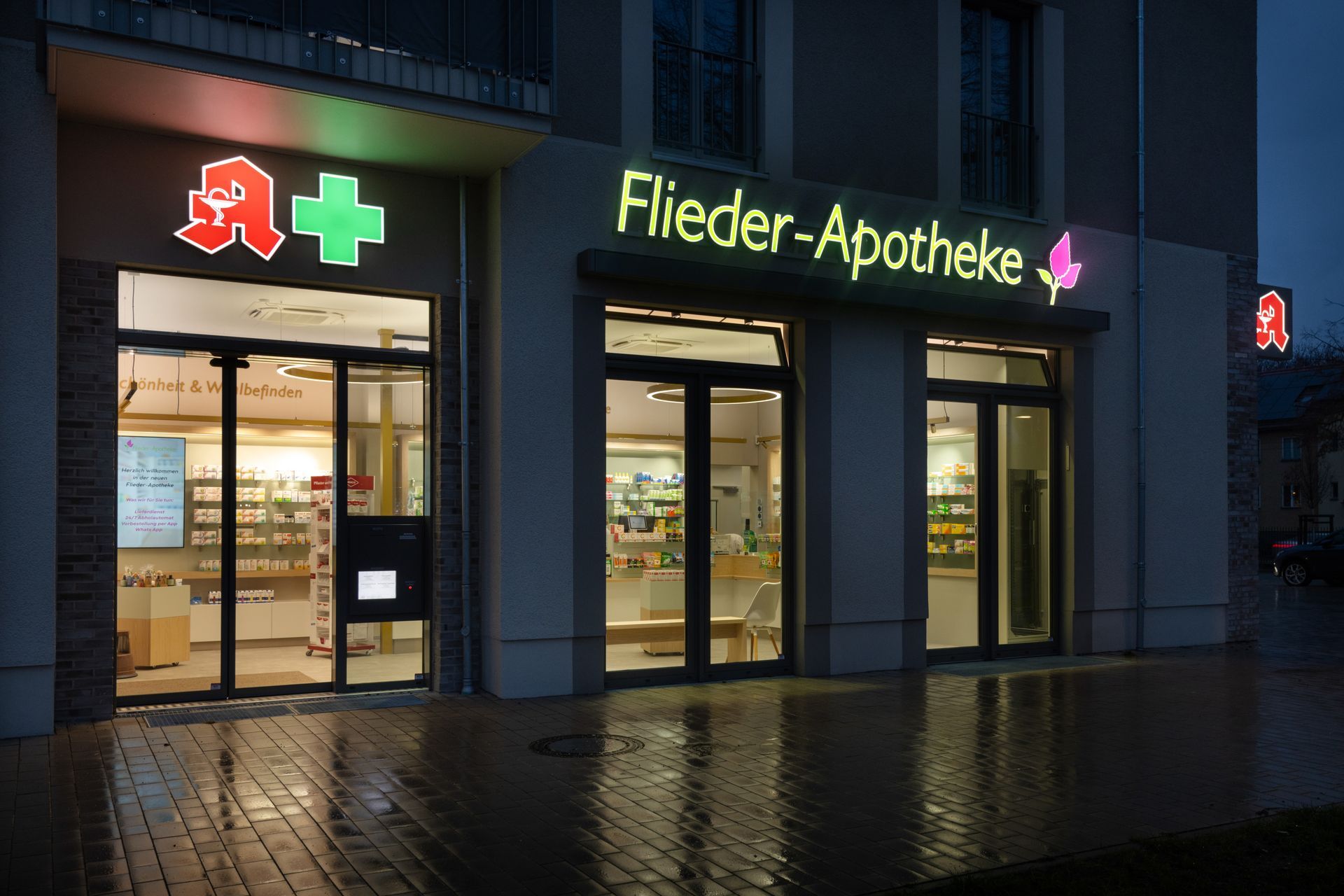 Eine lächelnde Frau interagiert mit einem hohen, schwarzen Gerät mit Knöpfen. Sie befindet sich in einem Büro.