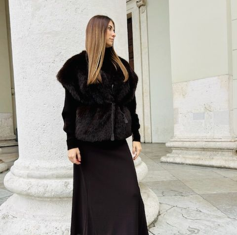 Maglioni color cuoio sovrapposti con una striscia decorativa ricamata e un'etichetta.