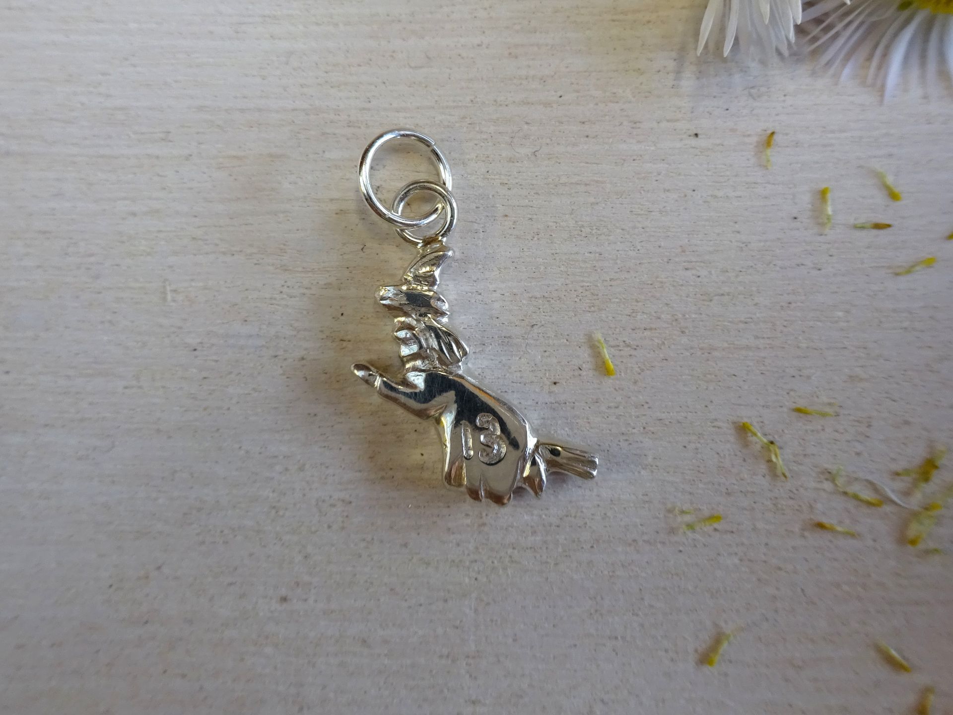 op maat gemaakt zilveren bedeltje van een heksje.