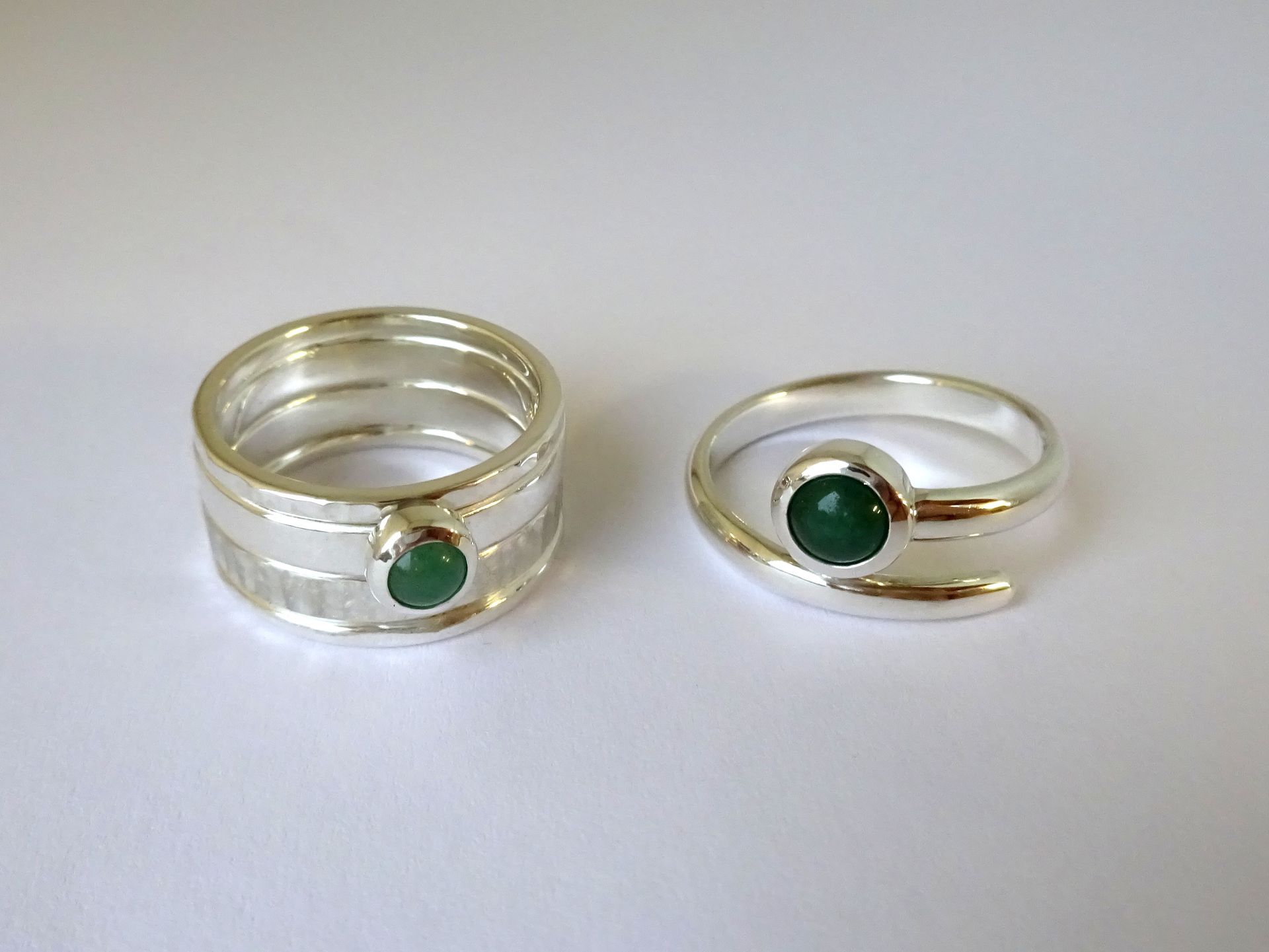 Trouwringen van zilver met groene edelsteen nefriet, stapelring en wikkelring.