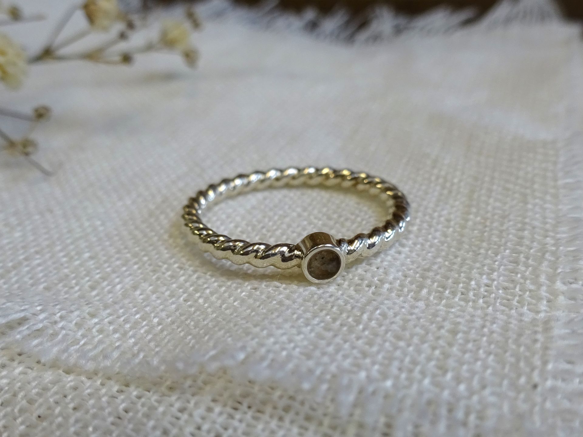 Zilveren ring met crematieas.