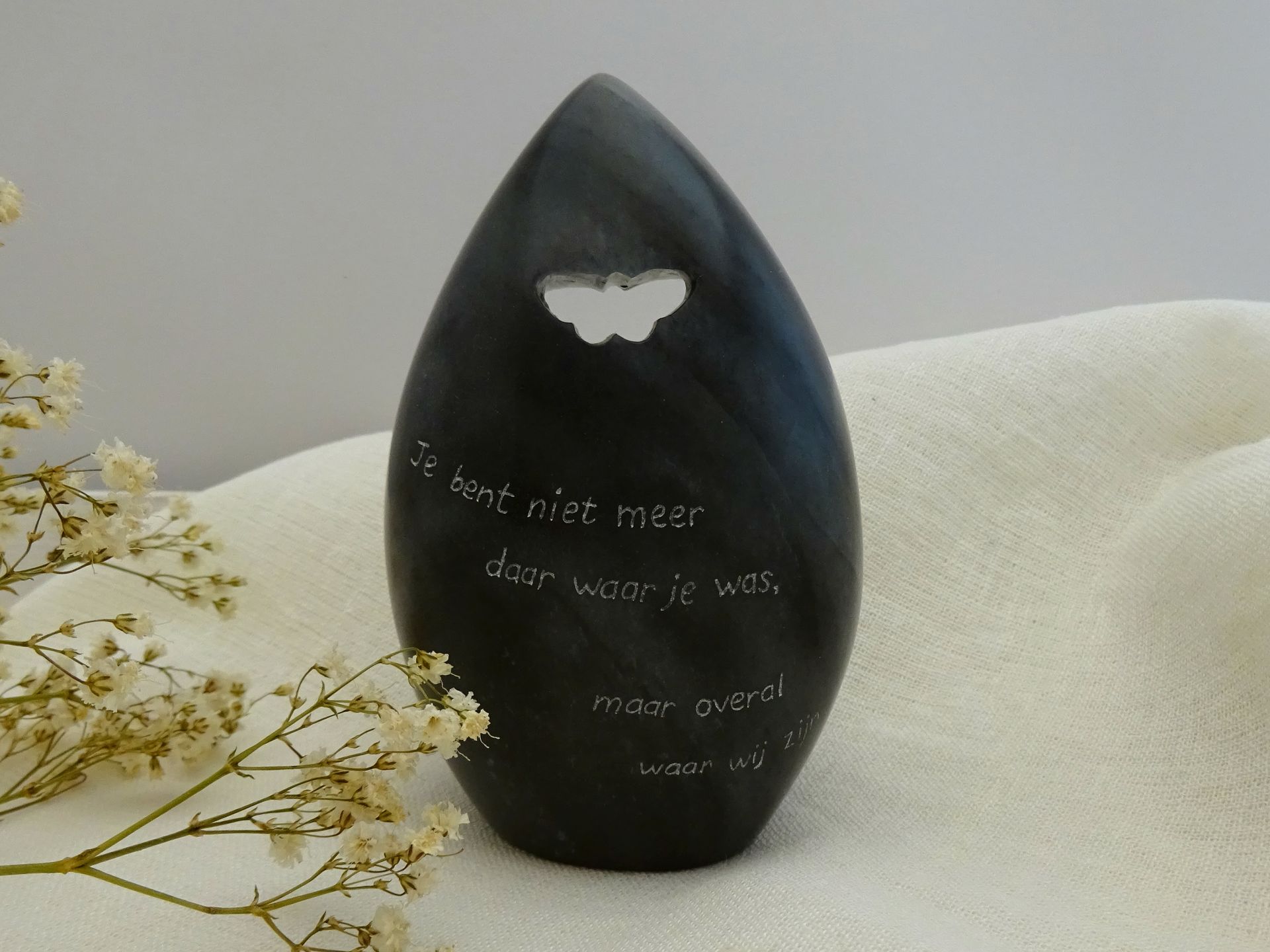 Gedenksteen voor een ring met tekst, gemaakt van speksteen.