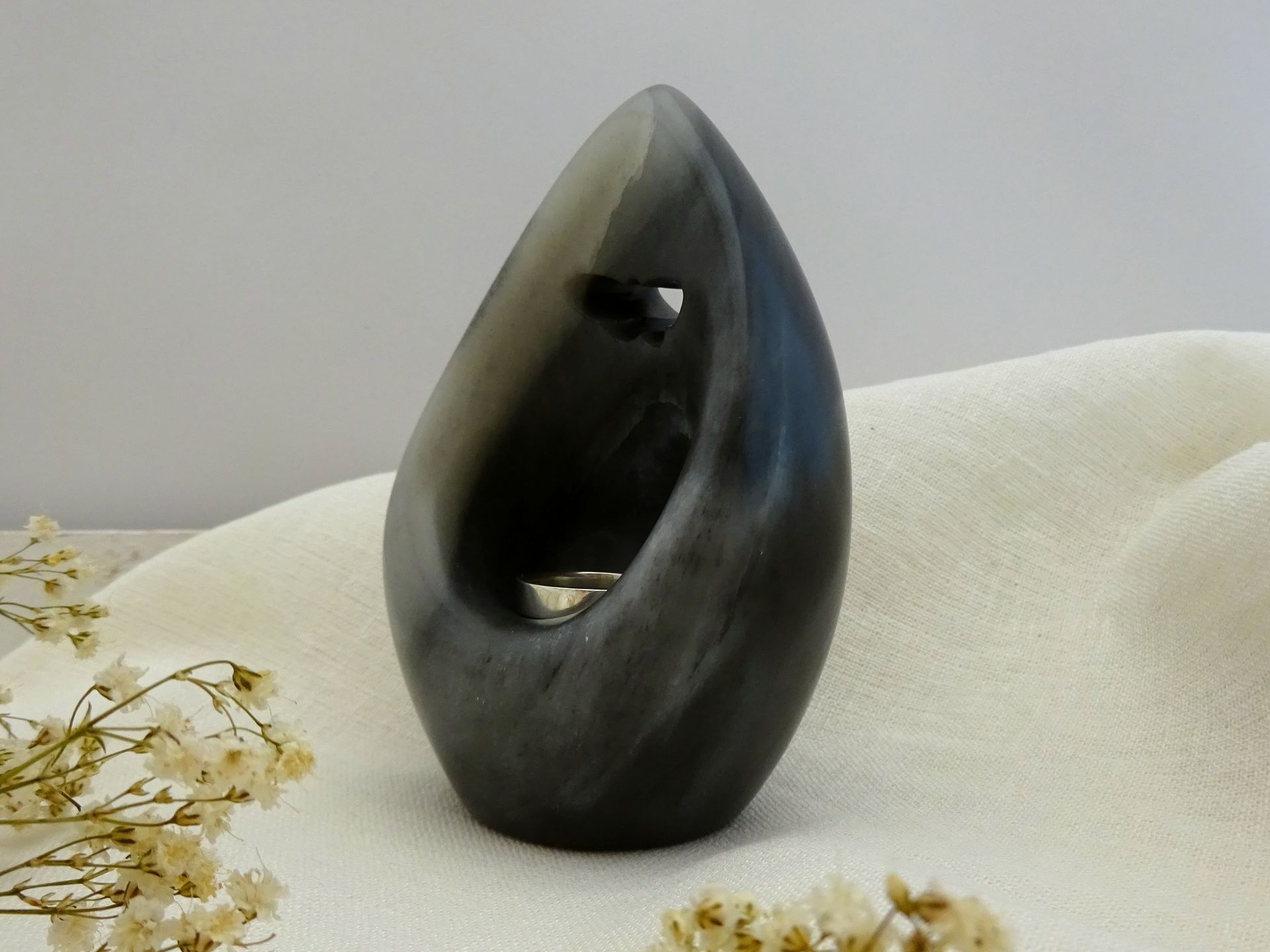 Beeldje van speksteen ter herinnering. Met ruimte voor een ring en met een vlinder en tekst op de achterkant.