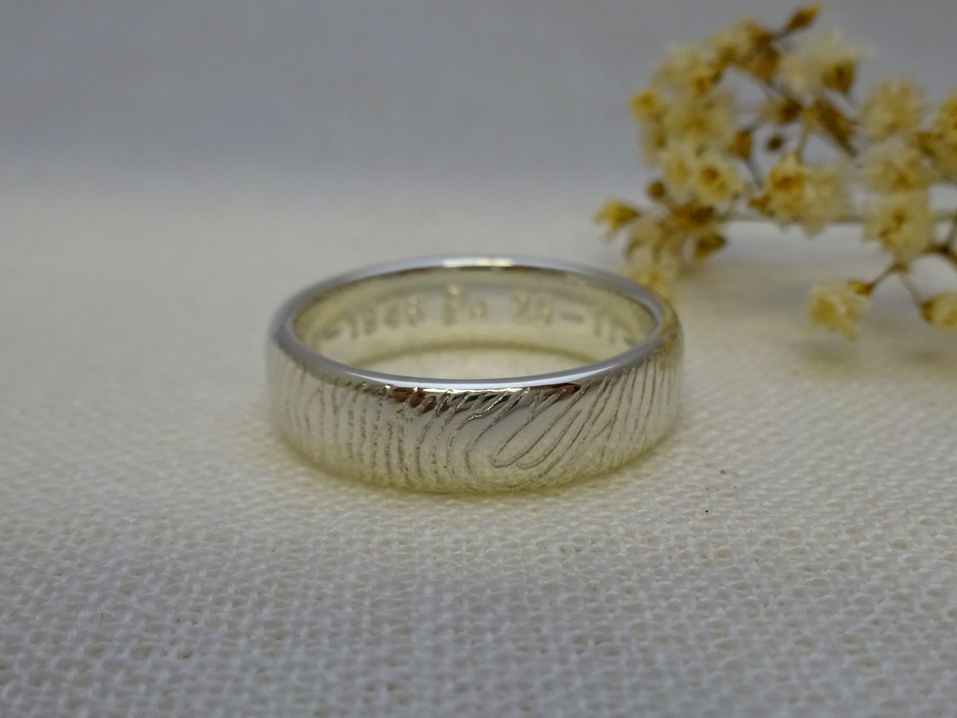 Ring van zilver met handgegraveerde vingerafdruk.