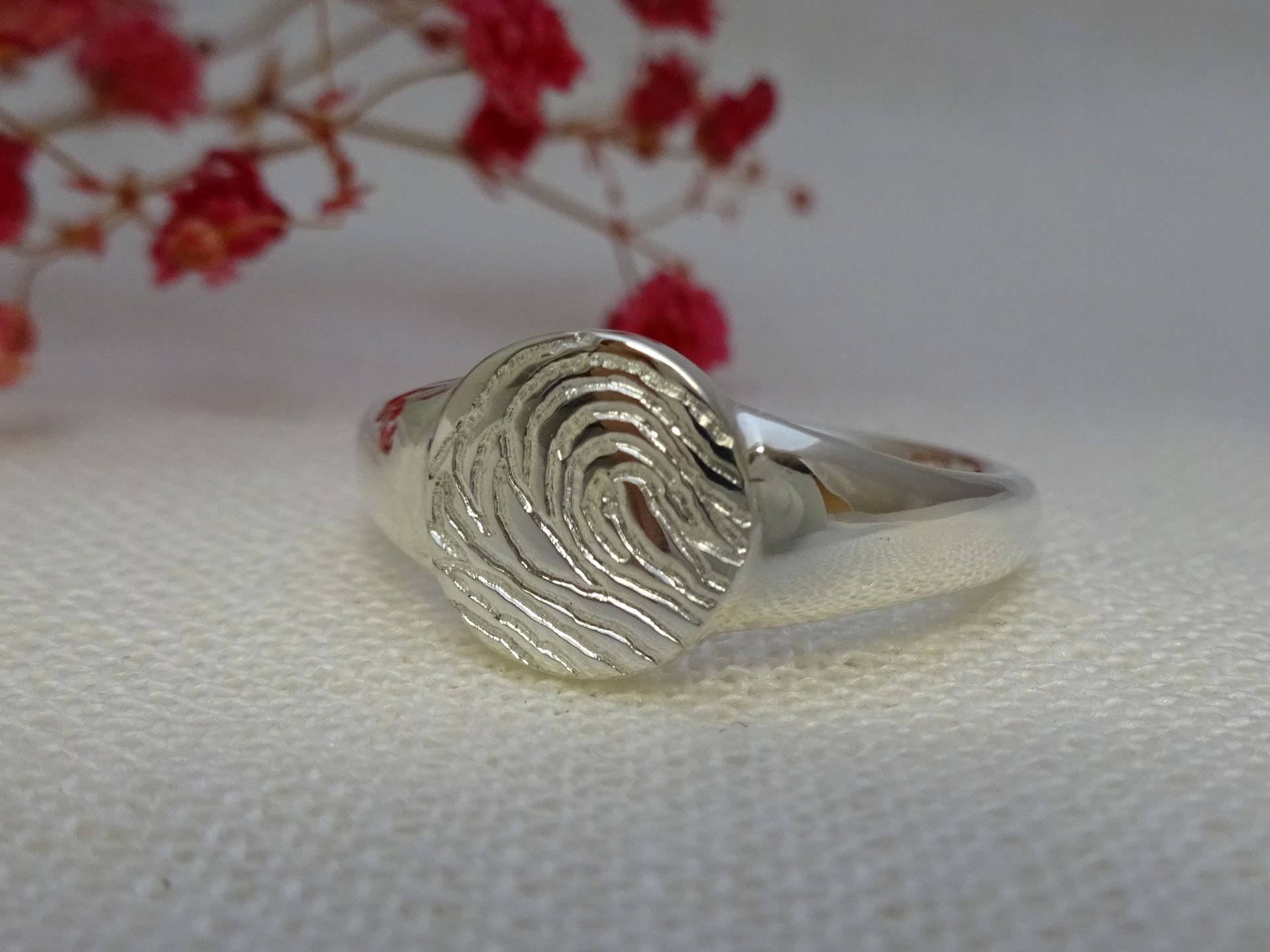 Handgemaakte ring van zilver met vingerafdruk in de vorm van een zegelring.