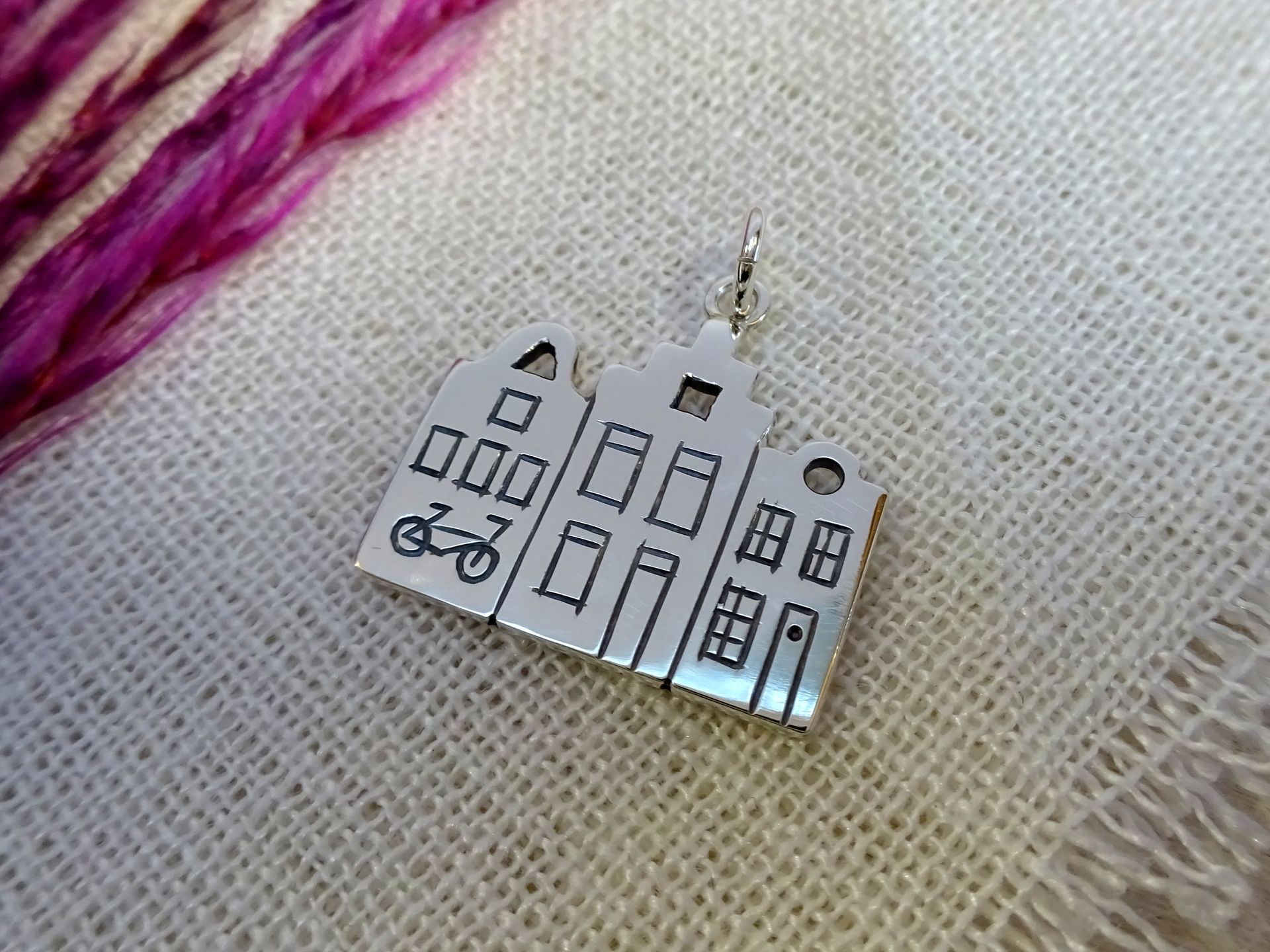 Zilver hangertje met drie grachtenpanden.