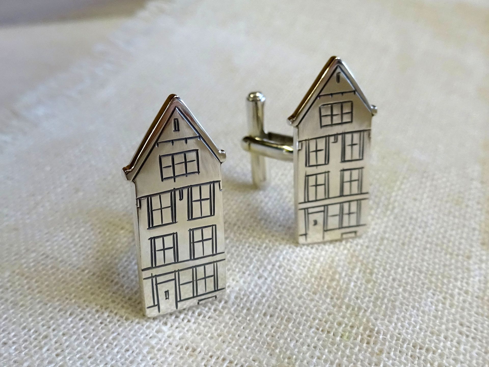 Handgemaakte manchetknopen van zilver in de vorm van een Amsterdams grachtenpand.