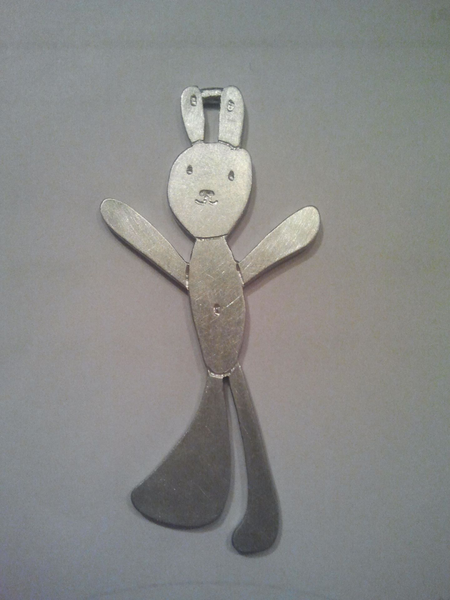 Stevige aluminium hanger van een kindertekening.