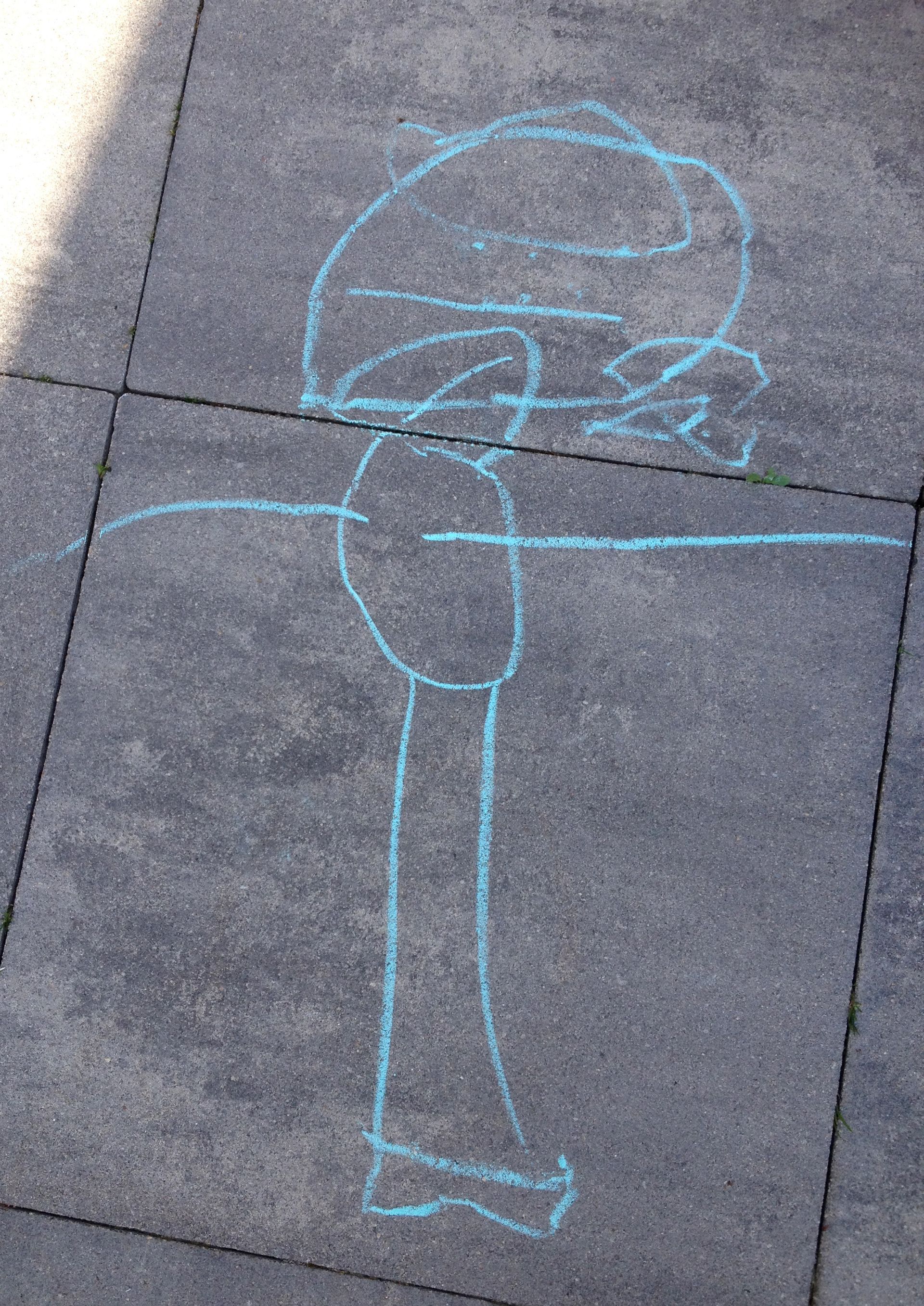 Stoepkrijt tekening waar een kindersieraad van gemaakt is.