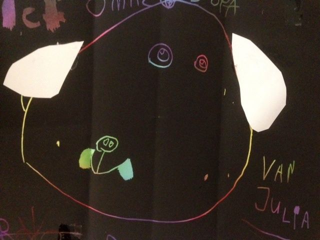 Kindertekening hond waar een kindersieraad van gemaakt is.