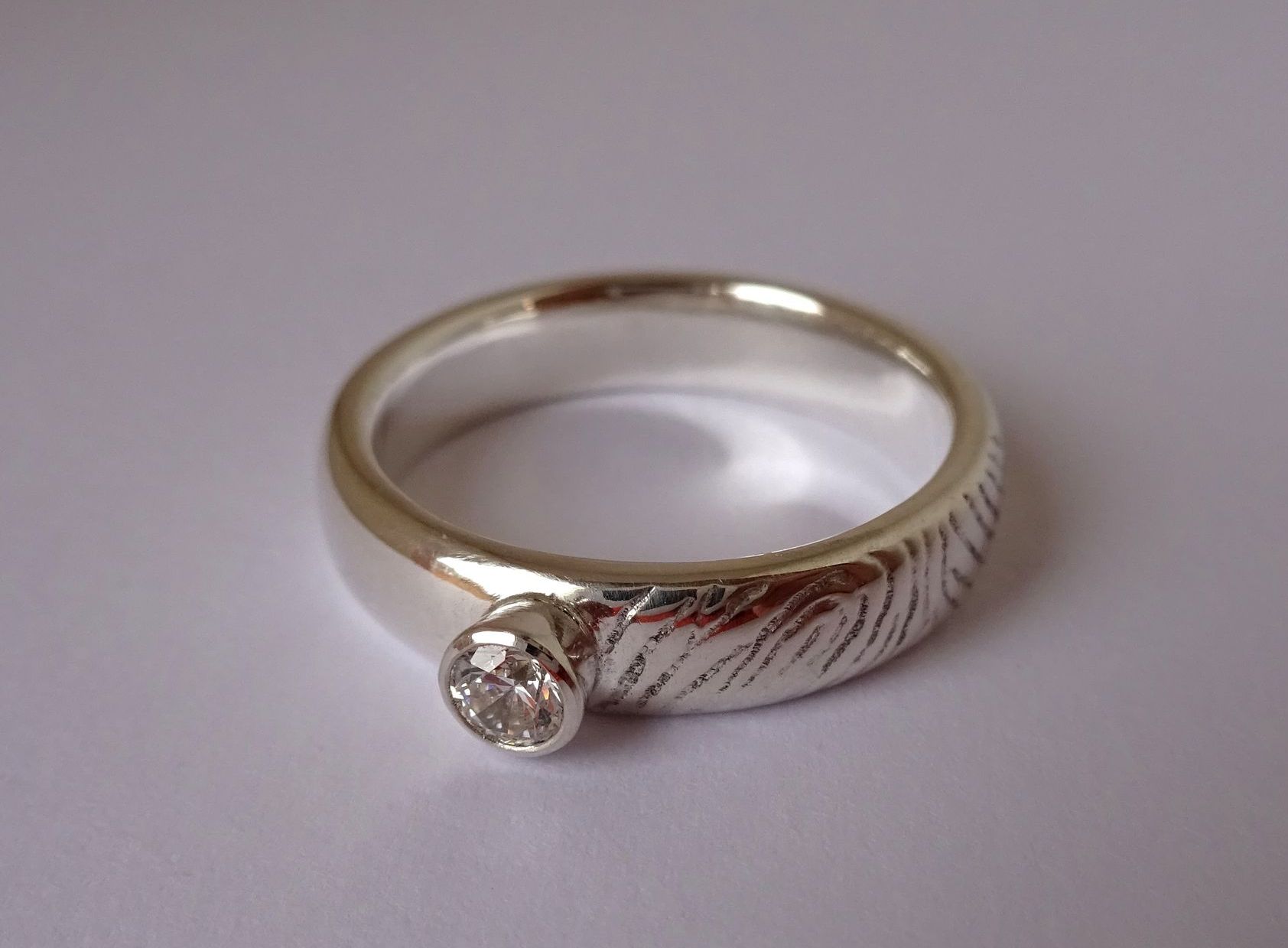 Zilveren herinner ring met as, vingerafdruk en zirconia.