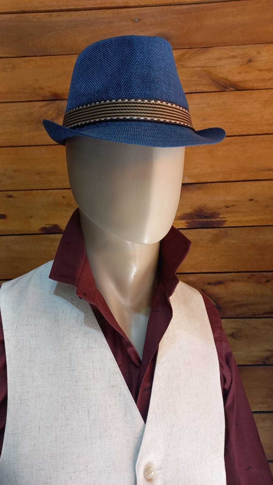 Maniquí con abrigo azul, camisa a cuadros y gorra marrón