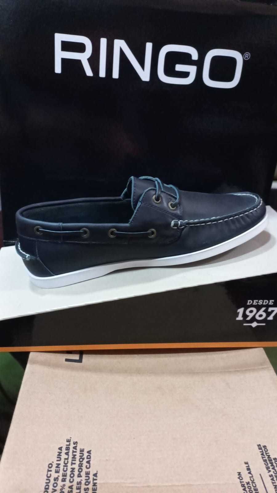 Zapato náutico Ringo de piel marrón en caja.