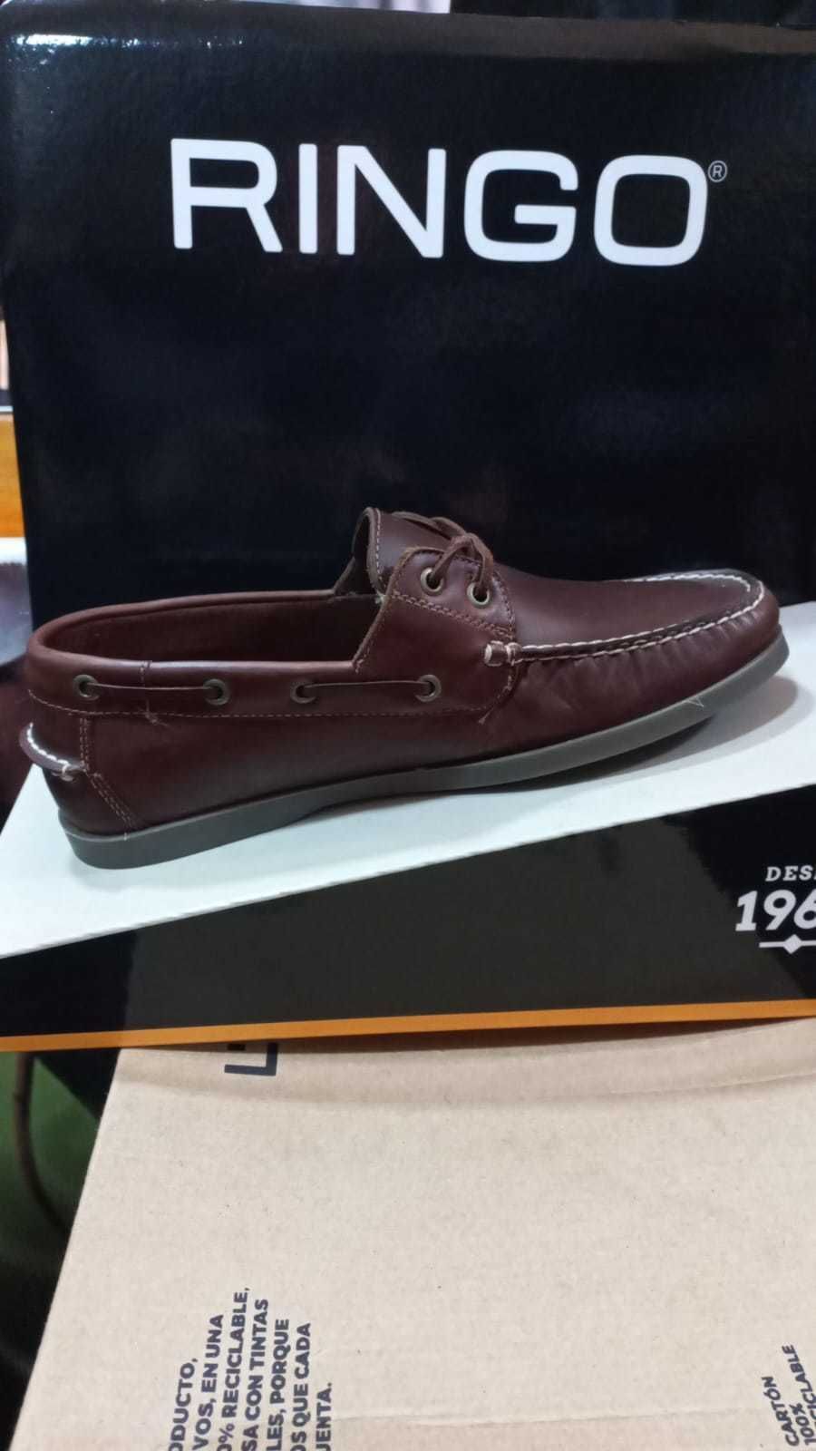 Zapato náutico Ringo de piel marrón en caja.