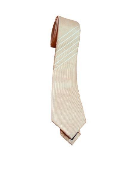 Corbata de color melocotón claro con rayas blancas diagonales cerca del nudo.