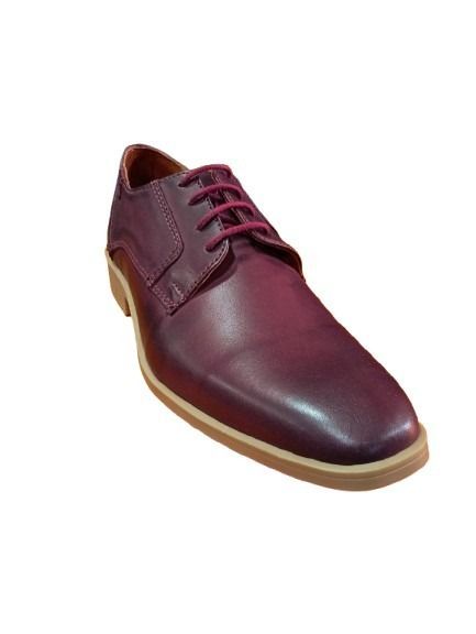 Zapato de vestir para hombre en piel roja con cordones y suela en color claro.