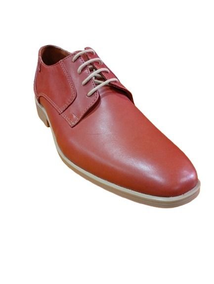 Zapato de vestir para hombre en piel roja con cordones y suela en color claro.
