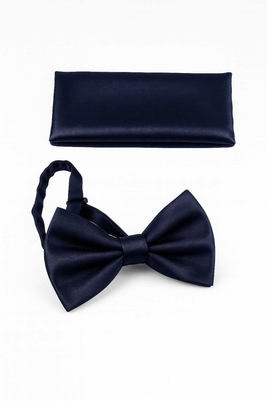 Pajarita negra y pañuelo de bolsillo sobre fondo blanco.