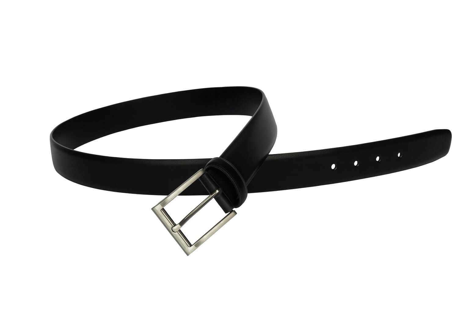 Cinturón de piel marrón con hebilla plateada en forma de diamante.