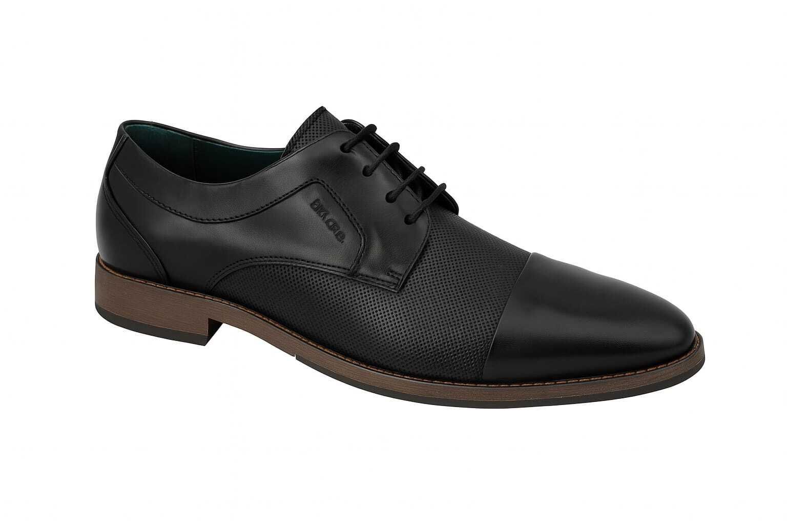 Zapato de vestir para hombre en piel negra con puntera texturizada y suela marrón, con cordones.