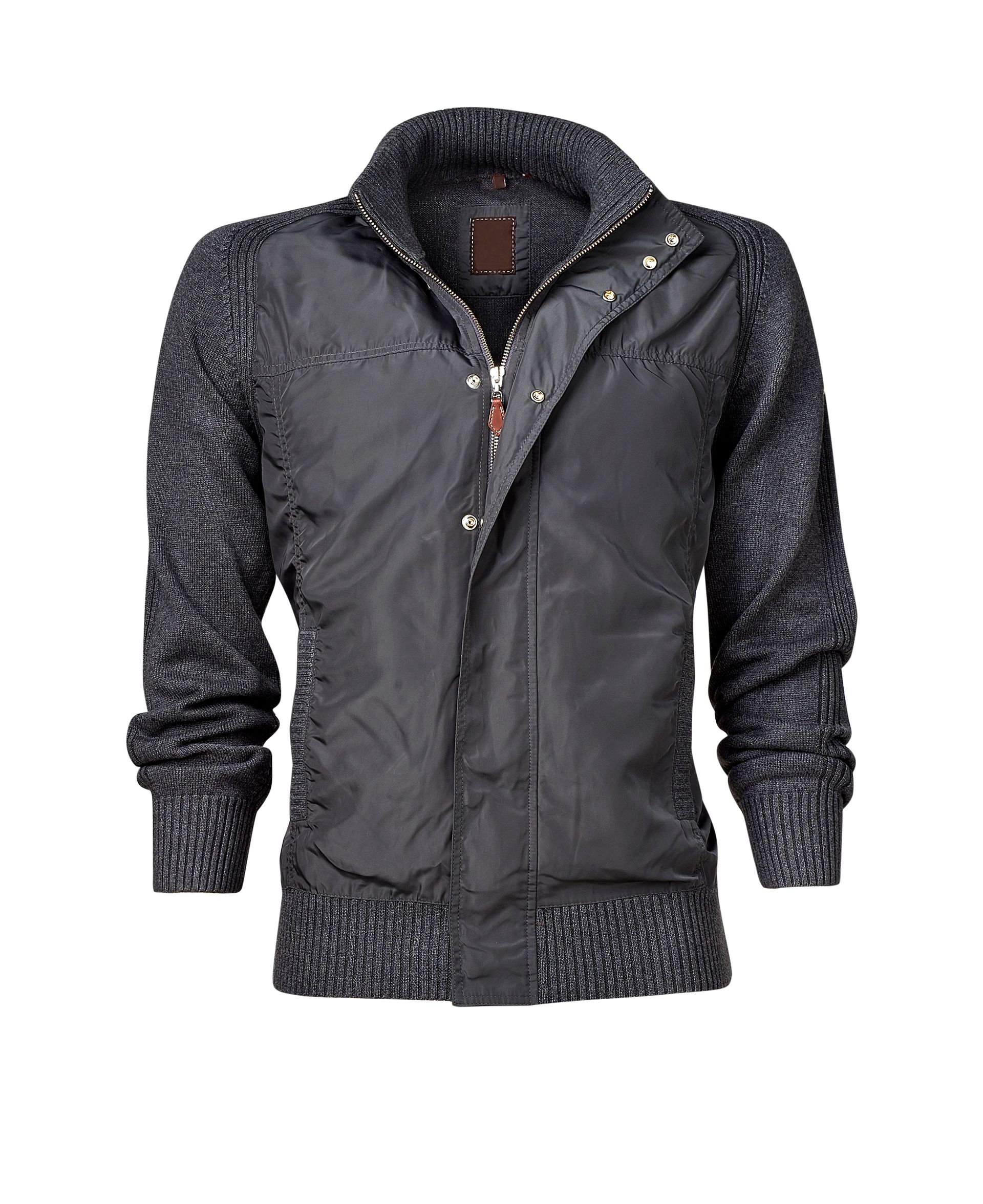 Chaqueta negra con mangas de punto gris.