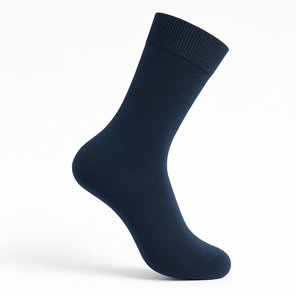 Calcetín de color azul marino, en ángulo sobre un fondo blanco.