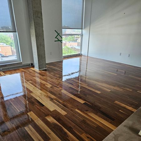 Un salon avec parquet et une grande fenêtre