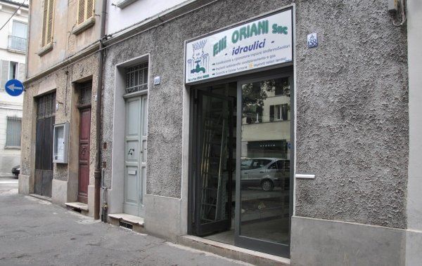 Sede principale con logo F.LLI ORIANI IDRAULICI