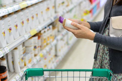Scaffali di un centro commerciale con prodotti per l'igiene personale