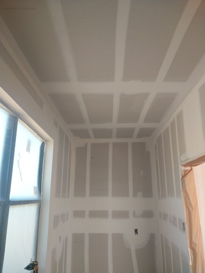 A room with a ceiling that has a lot of squares on it