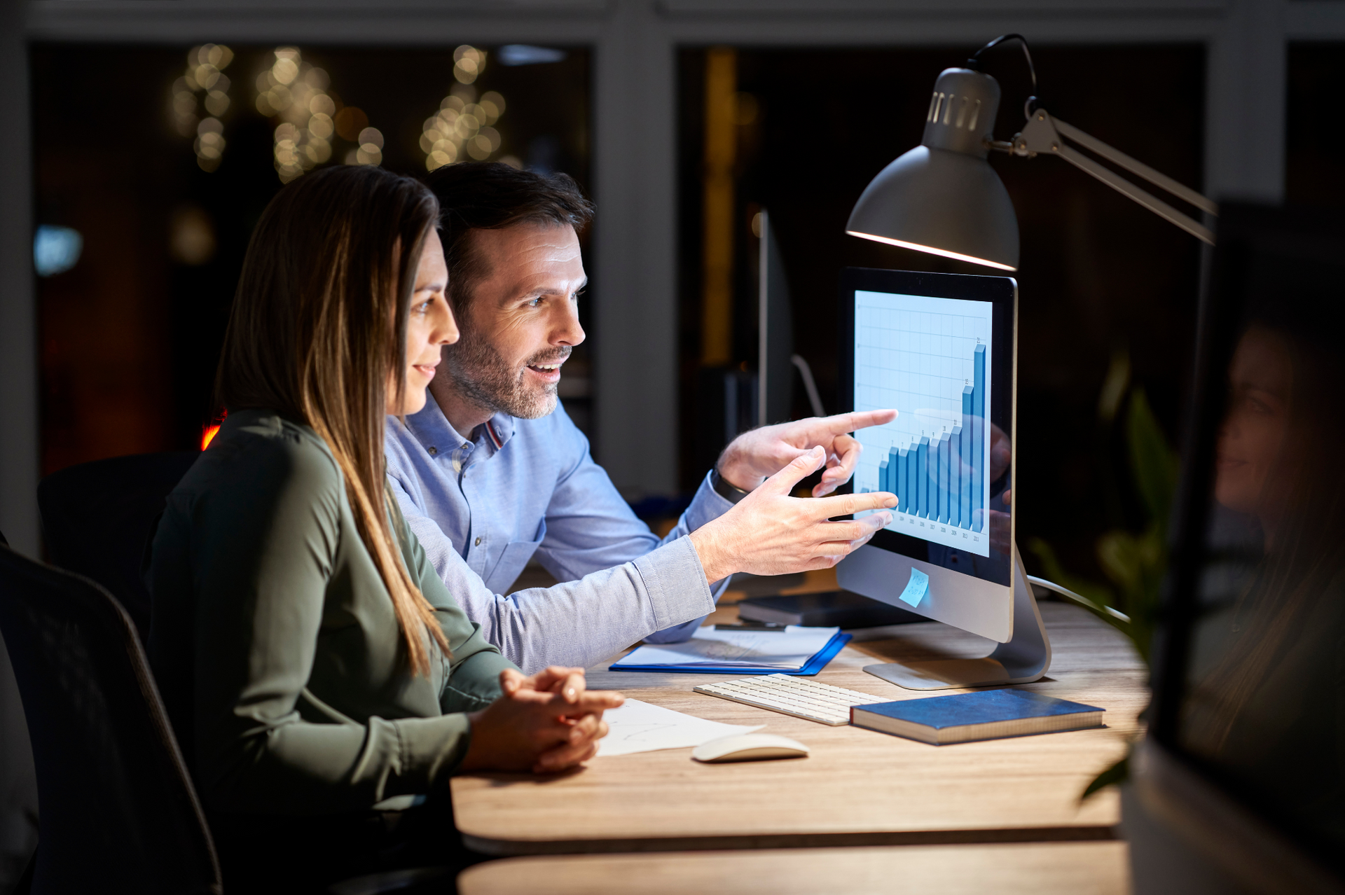 Planejamento financeiro personalizado com gráfico de investimentos apresentado por consultor da Meza