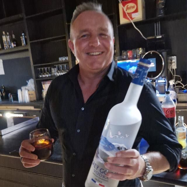 Patrick Zirkzee eigenaar Otra Vez Bar in Javea Spanje