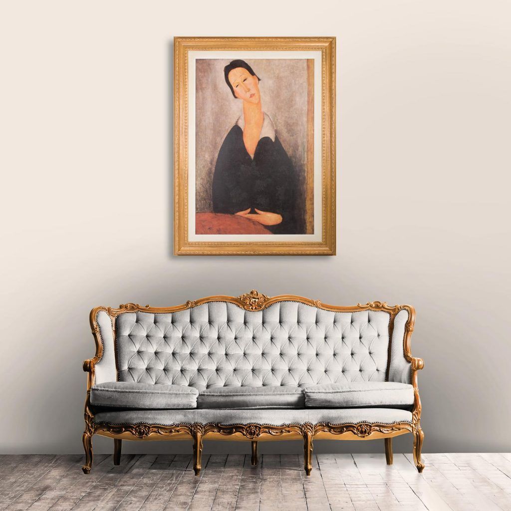 Un soggiorno con un divano e un quadro sul muro