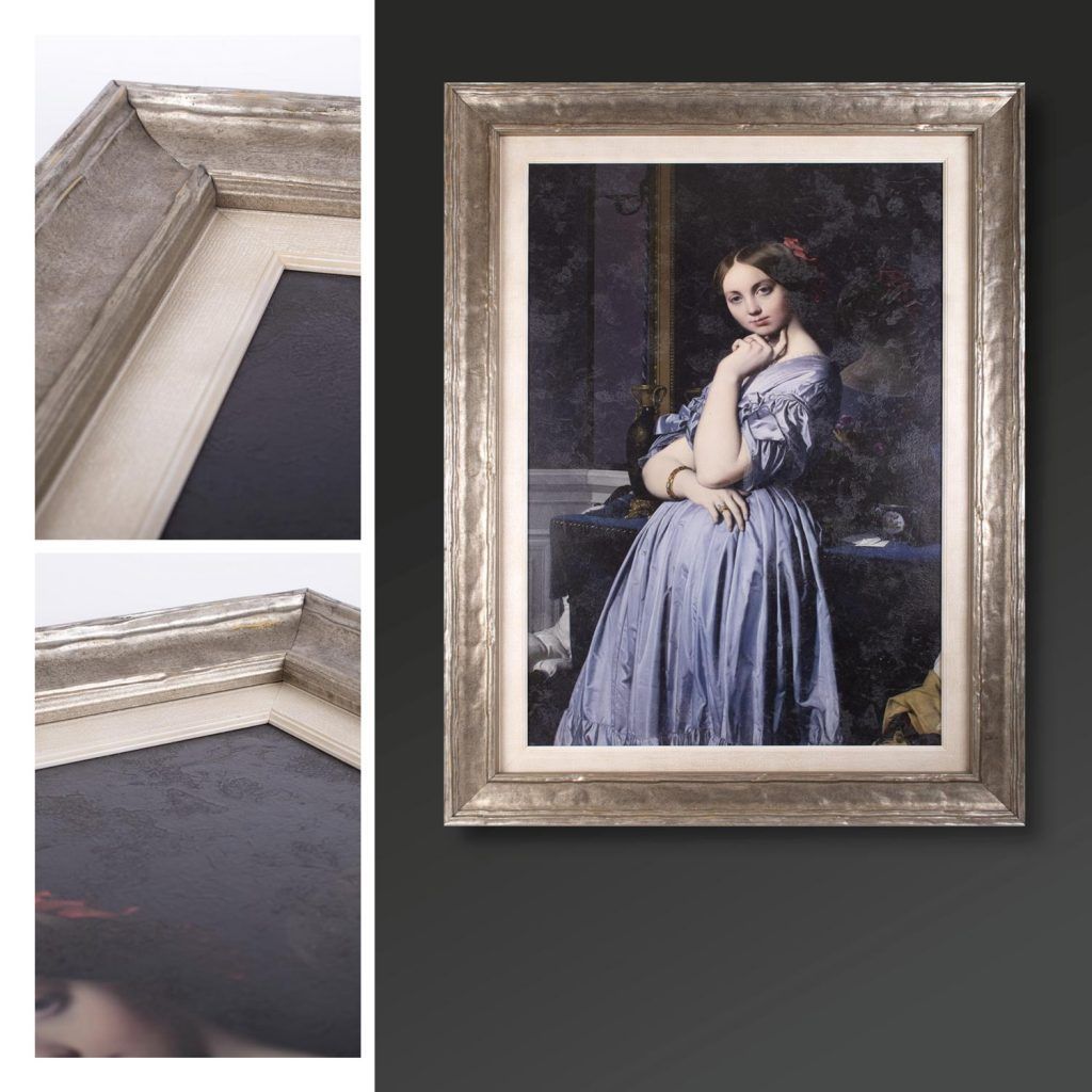 Una foto incorniciata di una donna in abito blu