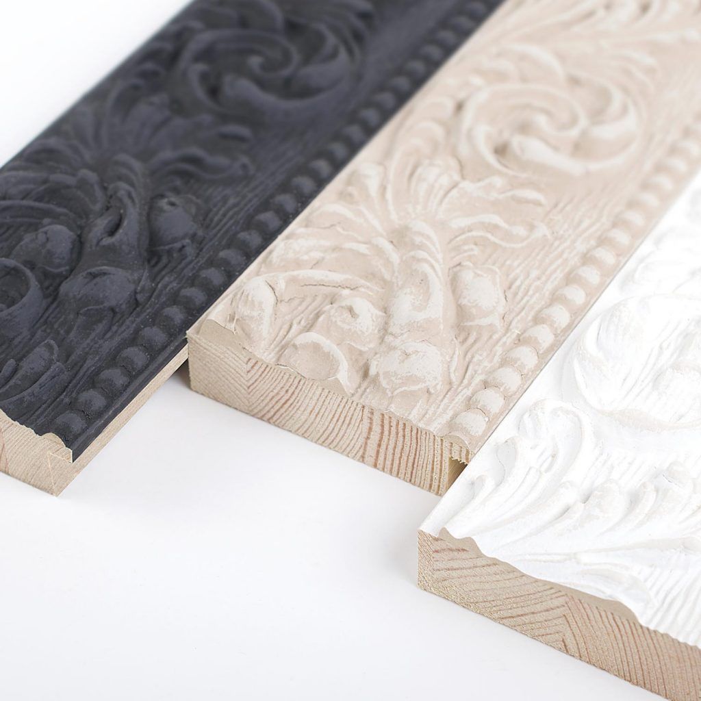 Tre finiture in legno di colore diverso sono appoggiate su una superficie bianca