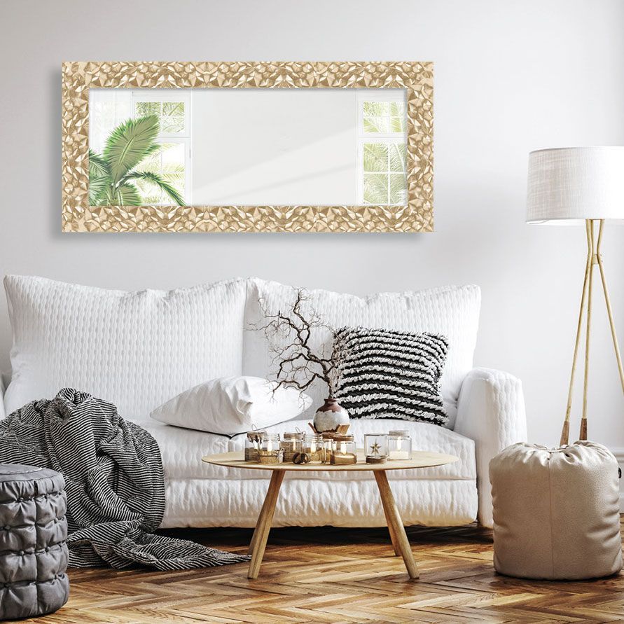 Un soggiorno con divano, tavolino, lampada e specchio.