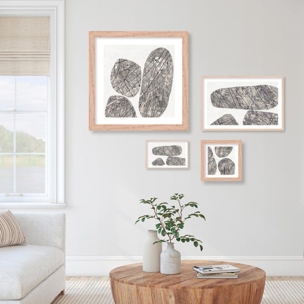 Un soggiorno con divano, tavolo e quadri alle pareti.